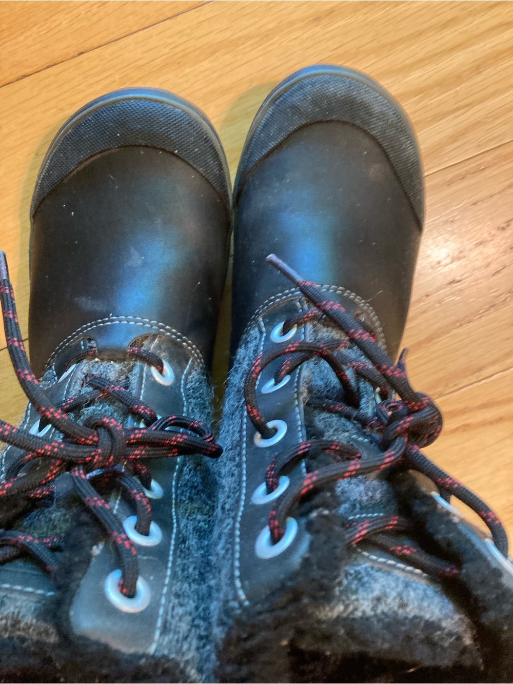 Keen womans Winter Boots tie up cute worn once size 6